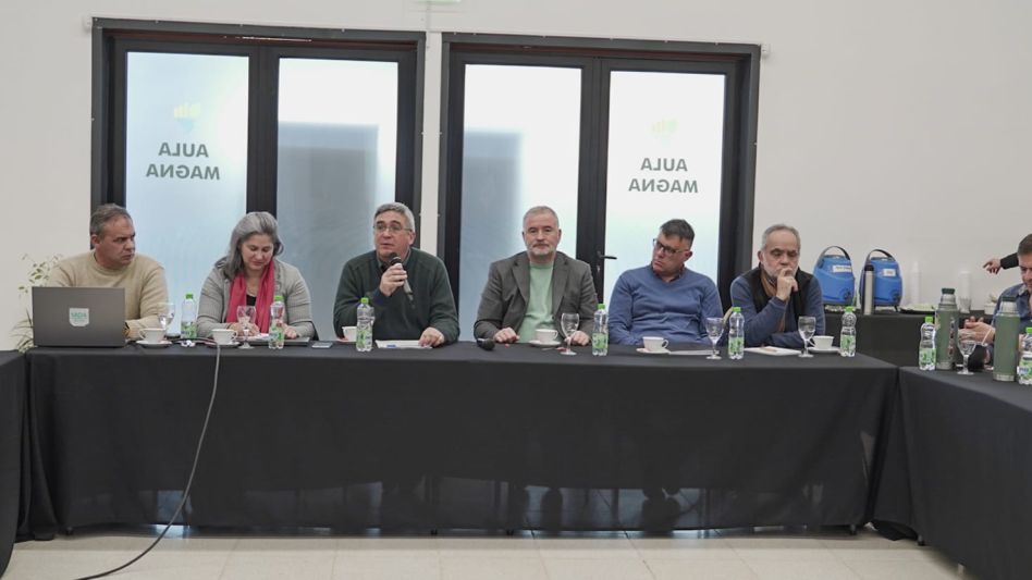 El ministro de Desarrollo Agrario, Javier Rodríguez, habla en la Mesa Forestal 2024 en Ramallo. PRENSA MDA