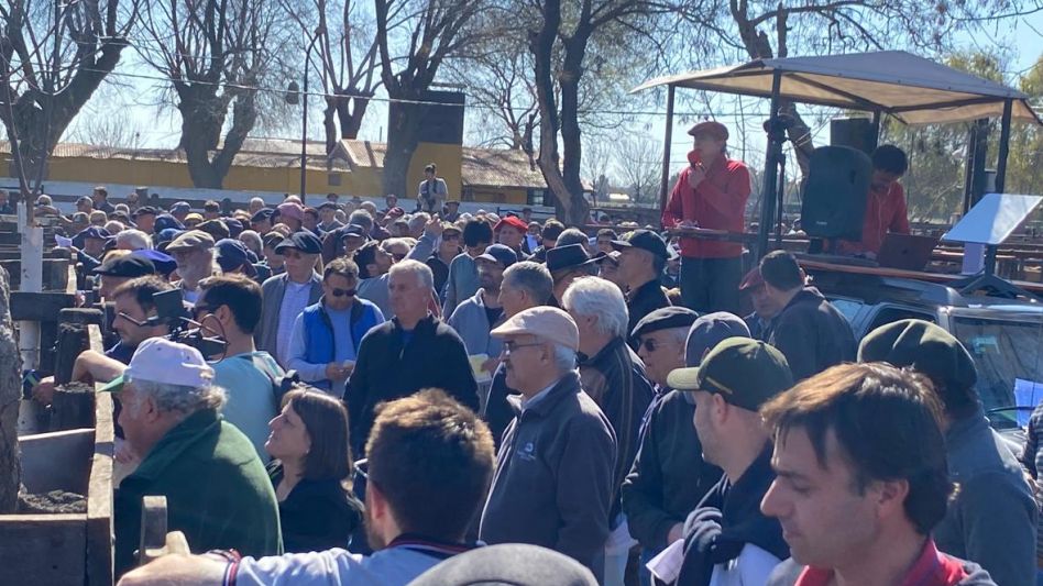Juan  Wallace y las ventas 47 Aniversario con los pasillos colmados en la Sociedad Rural de Azul.  