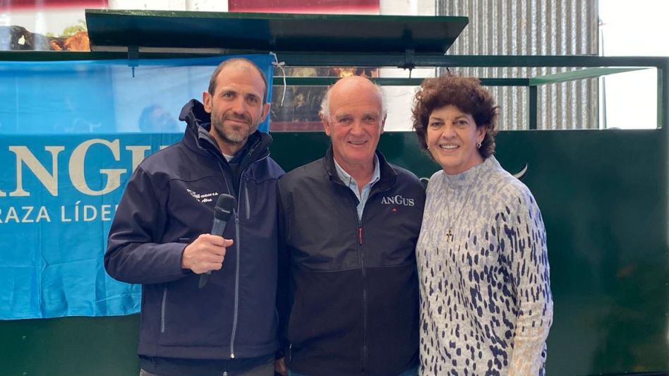 Federico Gusmán, Alfonso Bustillo (Pte de Angus) y Rosana Tabanelli Juntos en el clásico remate azuleño.
