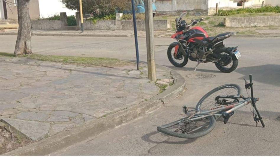 El choque entre la moto y la bicicleta se produjo hoy lunes por la tarde. FOTO: EPDS AZUL/PBA