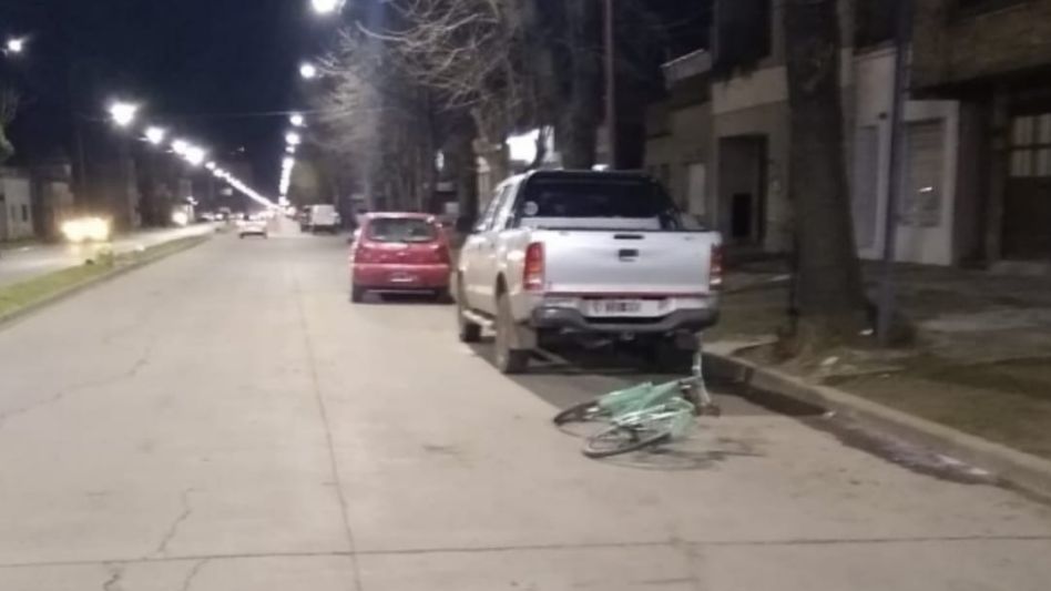 La colisión entre el auto y la bicicleta ocurrió hoy martes en 25 de Mayo y General Paz. FOTO: EPDS AZUL/PBA