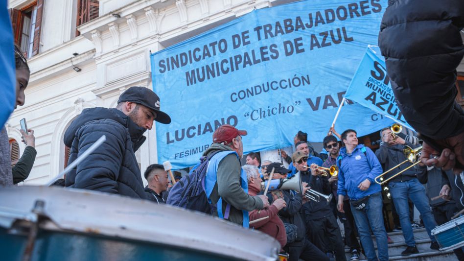 El Sindicato de Trabajadores Municipales de Azul (STMA) se movilizó al Municipio en rechazo al decreto mediante el cual -entre otras cuestiones- el Ejecutivo redujo la carga horaria al personal de la 