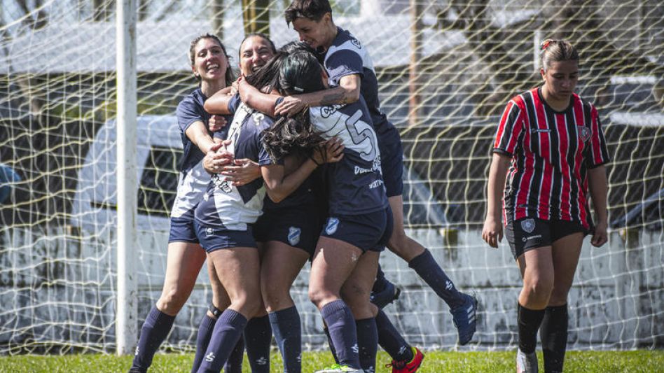 Las chicas de Cemento celebran el gol de Karina Sistiaga, que sirvió para superar a Chacarita por 1 a 0. 