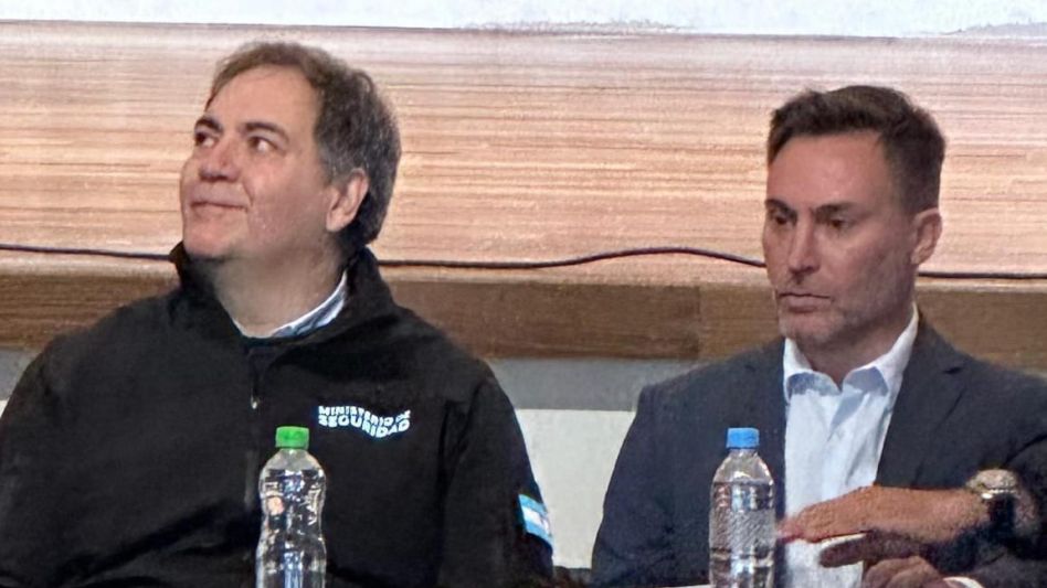 Adrián Peiretti, el titular de la UFI 11, junto a Javier Alonso, el ministro de Seguridad provincial. FOTO: PRENSA FISCALÍA GENERAL AZUL