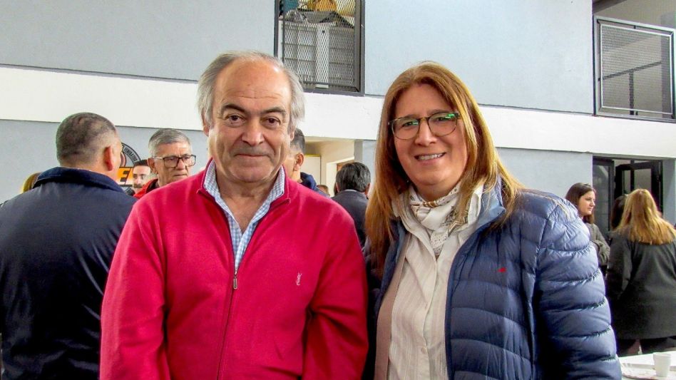 La diputada provincial Laura Aloisi junto al intendente Gustavo Cocconi, anfitrión del gobernador Kicillof en Tapalqué.  PRENSA DIPUTADA ALOISI