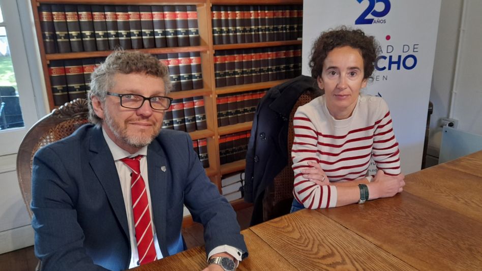 El Dr. Fabián Salvioli y la Dra. Helene Tigroudja durante la charla que mantuvieron con los medios locales.  AGUSTÍN SCALCINI