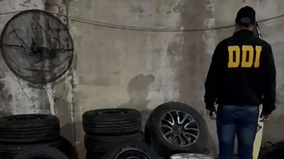 Necochea: detrás de una falsa pared, encuentran 70 gomas robadas, armas y hasta chalecos de policía