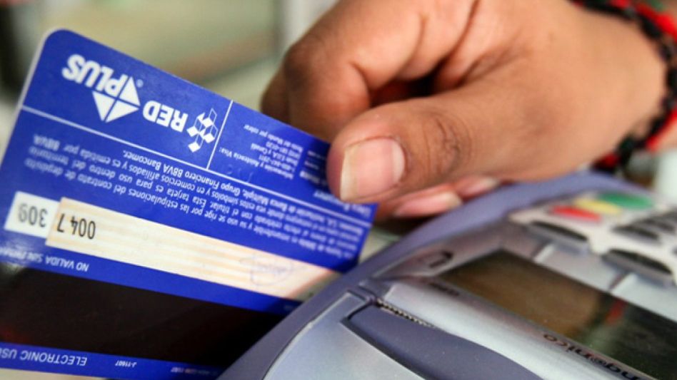Desde hoy los comercios deben cobrar sin que el cliente pierda contacto con su tarjeta crédito