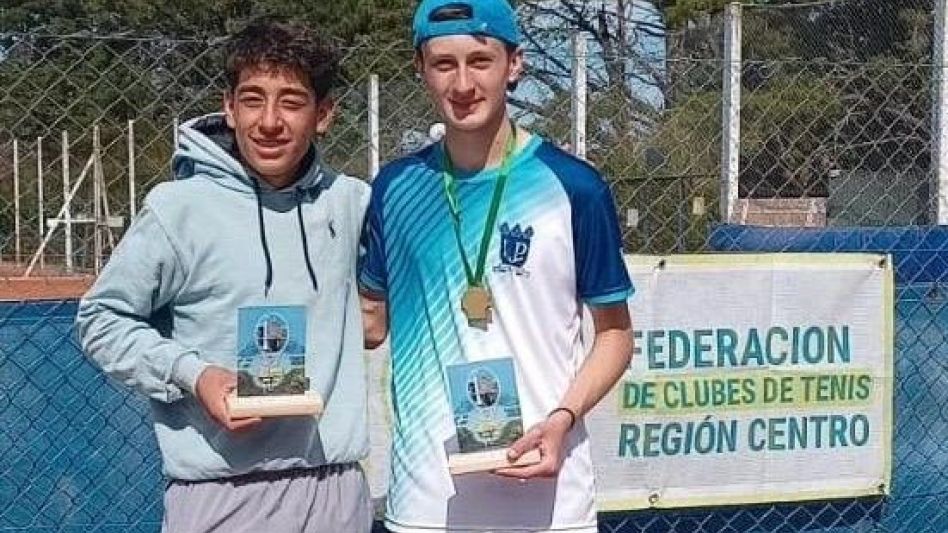 El torneo de tenis reunió a más de 40 chicas y chicas de entre 8 y 16 años. Hubo dos azuleños que se quedaron con el premio mayor. Se trata de Kevin Vena y Milo Doartero,.
