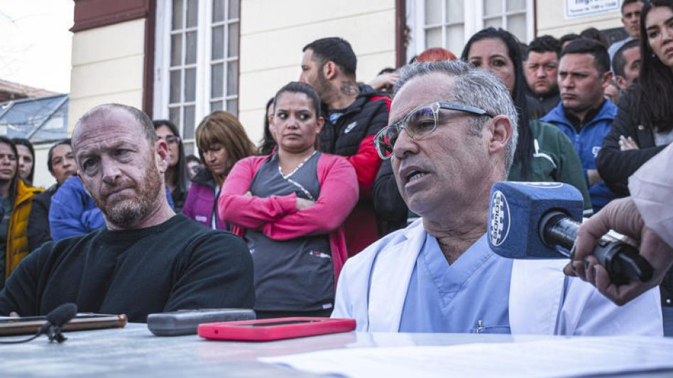 Los trabajadores del Hospital Pintos reclamaron ayer al Intendente la continuidad en sus funciones del doctor Diego Azcona y de Fabio Carluccio.