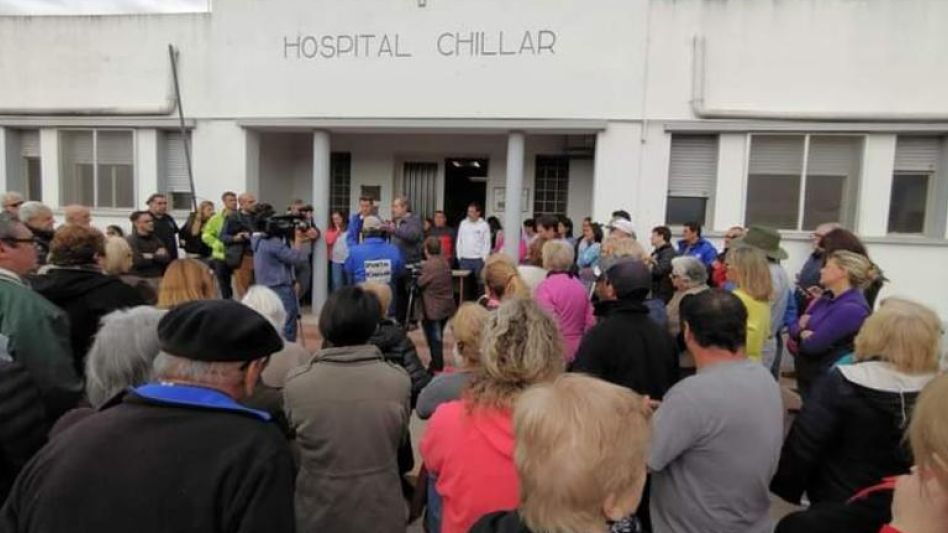 Piden las renuncias de Combessies y Kubik, y  los declaran "personas no gratas" en el Pintos