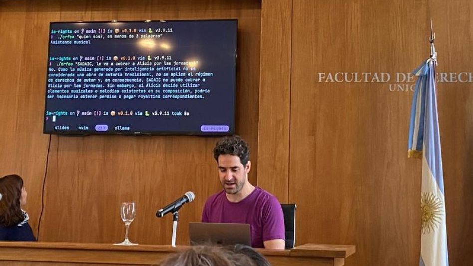El artista y programador Diego Dorado en la exposición sobre códigos de Inteligencia Artificial. 