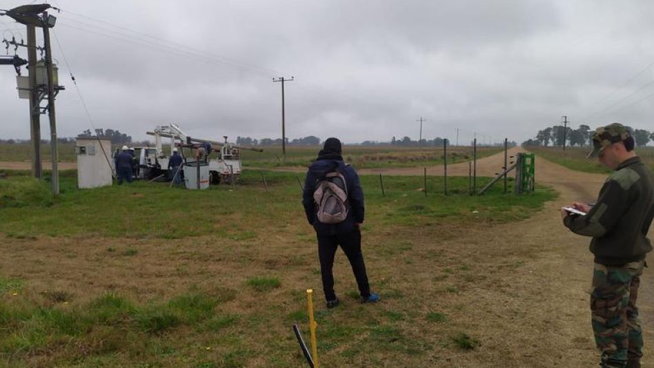 Operarios de la CEAL colocaron otro transformador en reemplazo del robado en la Escuela Agraria. Desde el CPR Azul perteneciente a la Policía bonaerense se investiga lo sucedido.  CPR AZUL/PBA