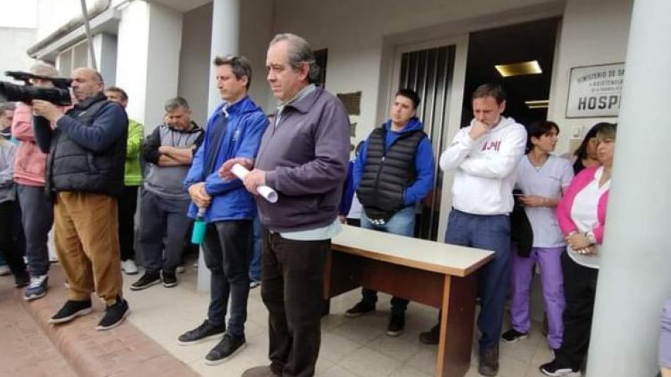 El Dr. Juan Sáenz el día que hizo pública su decisión de renunciar a la dirección del Hospital Municipal Dr. Horacio Ferro de la localidad de Chillar.