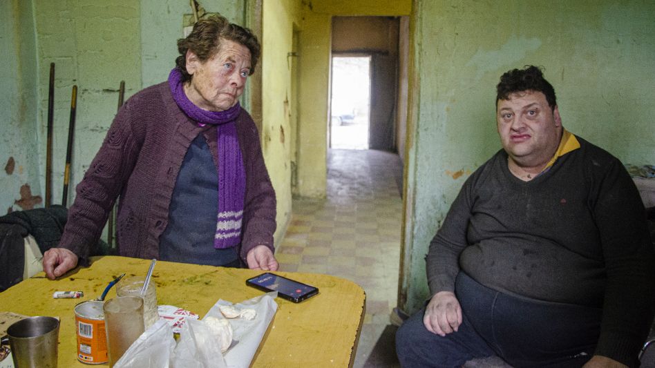 Mabel y su hijo en la precaria casa que habitan. FOTOS NACHO CORREA.   