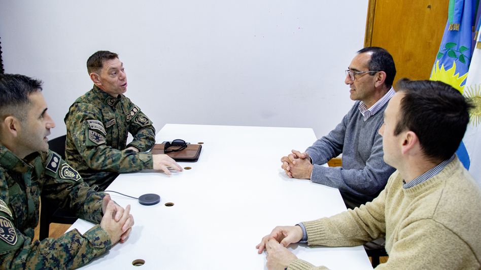 Reunión de trabajo para coordinar operativos de seguridad en Azul