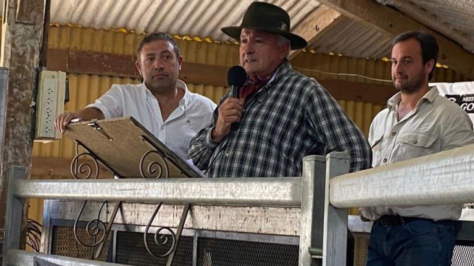 Juan Ignacio Goenaga, Juan Adolfo Lafontaine y Nicolás Lafontaine en la pista de ventas de la Sociedad Rural de Azul. 