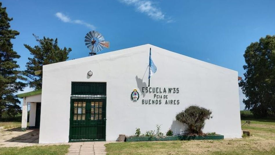 El frente de la escuelita donde cursan cinco alumnos. 