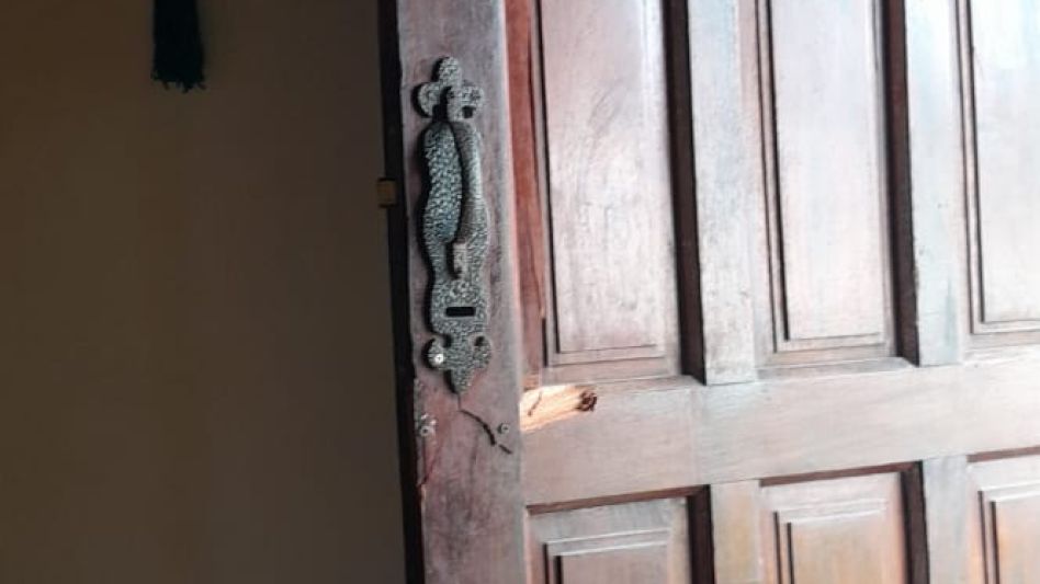 La puerta violentada durante este hecho, ocurrido el sábado pasado en Villa Piazza Norte. FOTO: CATALINA CITTATO