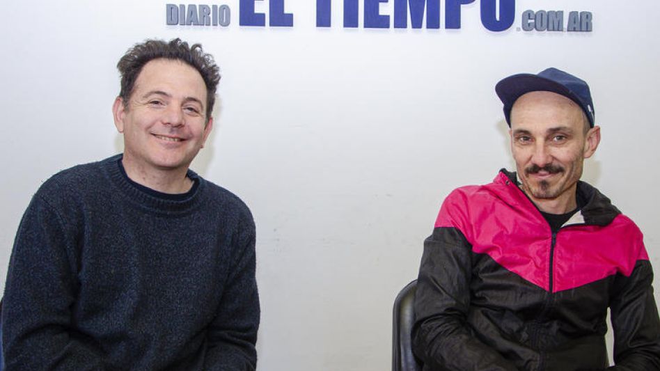 Horacio Lafat y Julian Mendez son el Combinado Teatral que lleva la propuesta a los barrios.  NACHO CORREA   