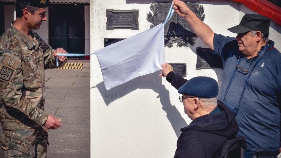El grupo de ex soldados descubrieron una placa recordando su paso por el ejército realizando el Servicio Militar Obligatorio. 
