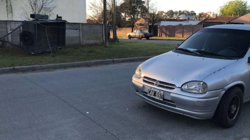 El auto que guiaba Ríos y, en segundo plano, el batán donde iban las víctimas de este siniestro vial. FOTO: ALVEARYA