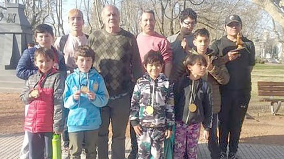 La delegación de la Escuela Municipal de Ajedrez que participó en la séptima fecha del Prix del Centro en La Madrid.