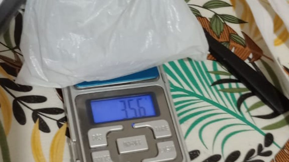 Una balanza y cocaína fueron incautados durante uno de estos allanamientos. FOTO: DDI AZUL/PBA