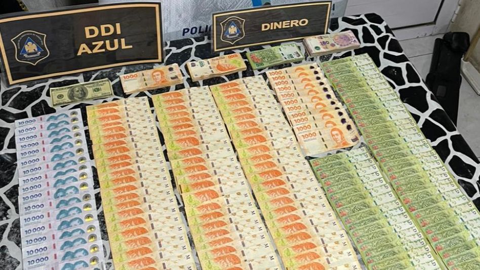 Dinero en efectivo se secuestró también en las diligencias que derivaron en la detención de la pareja. FOTO: DDI AZUL/PBA