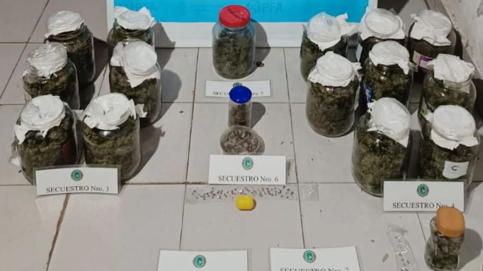 Frascos que contenían marihuana formaron parte de lo secuestrado durante el allanamiento. FOTO: PFA