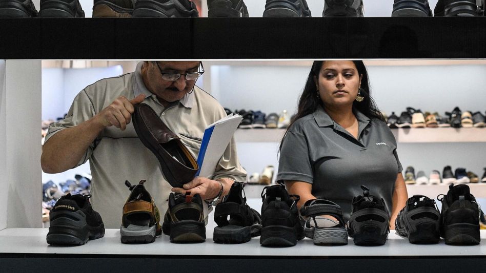 Menos ropa y recreación: cayó el consumo en agosto y acumula una baja del 6,4% en 2024