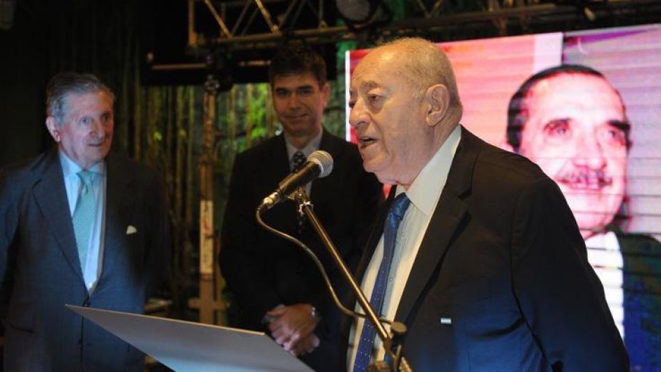Momento en el que Guillermo Ignacio recibe el reconocimiento por su destacado desempeño en la Asociación de Entidades Periodísticas Argentinas.