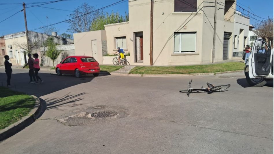 El choque entre el auto y la bicicleta sucedió en la tarde de hoy jueves. FOTO: EPDS AZUL/PBA
