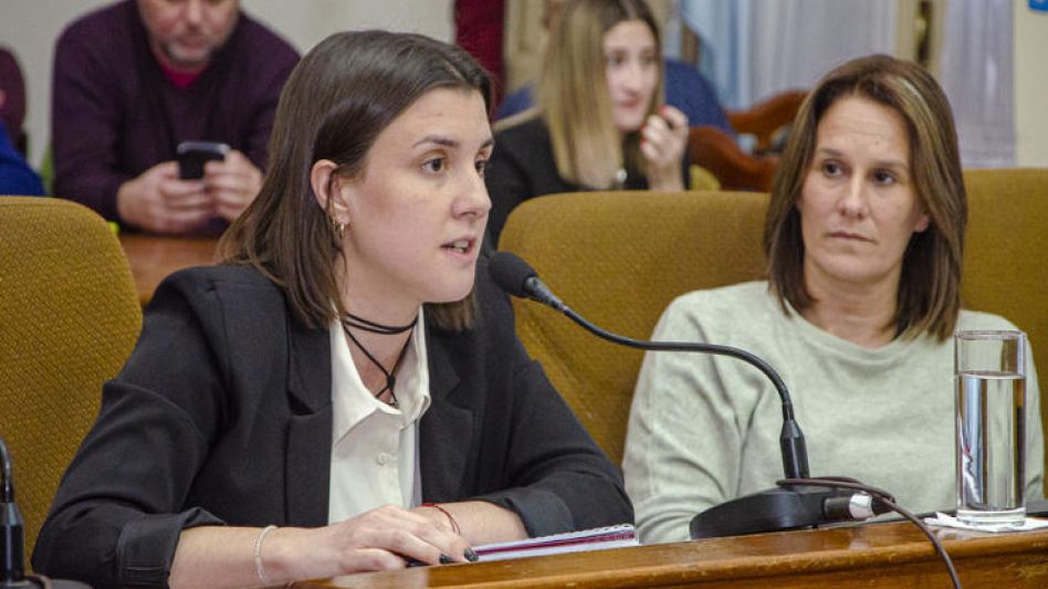 Consuelo Burgos y Natalia Colomé, integrantes del bloque de concejales Podemos Azul.  NACHO CORREA
