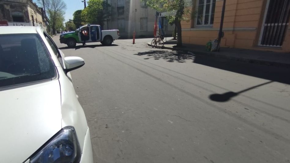 La intersección de 9 de Julio y Colón, escenario de un siniestro vial sucedido hoy alrededor de la hora 13. FOTO: SOMOS AZUL
