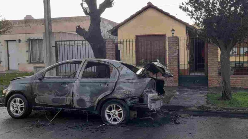 Un Chevrolet Aveo quedó completamente destrozado tras haberse prendido fuego. FOTO: EPDS AZUL/PBA