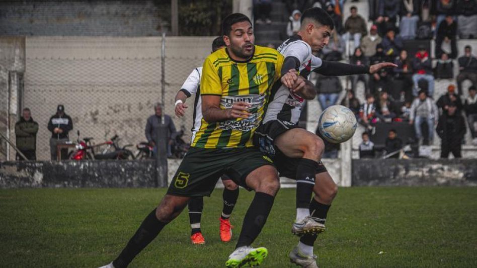 Alumni Azuleño estará recibiendo a Sportivo Piazza. En el Emilio S. Puente, el albinegro, que está segundo en las posiciones, irá por la primera colocación que está en poder del industrial.