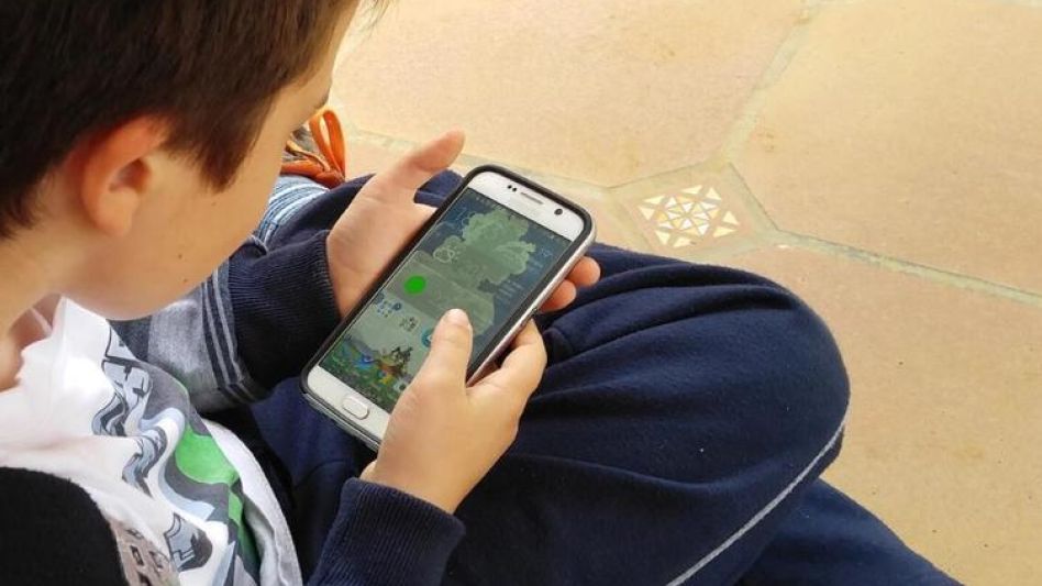 El celular es útil, tiene múltiples usos y lo más grave: le permite al joven desplazar la realidad material por la virtual, afirma el licenciado Orbea.  