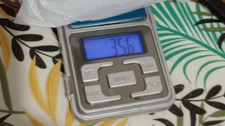 Cocaína y una balanza fueron secuestrados en uno de los allanamientos.  DDI AZUL/PBA   