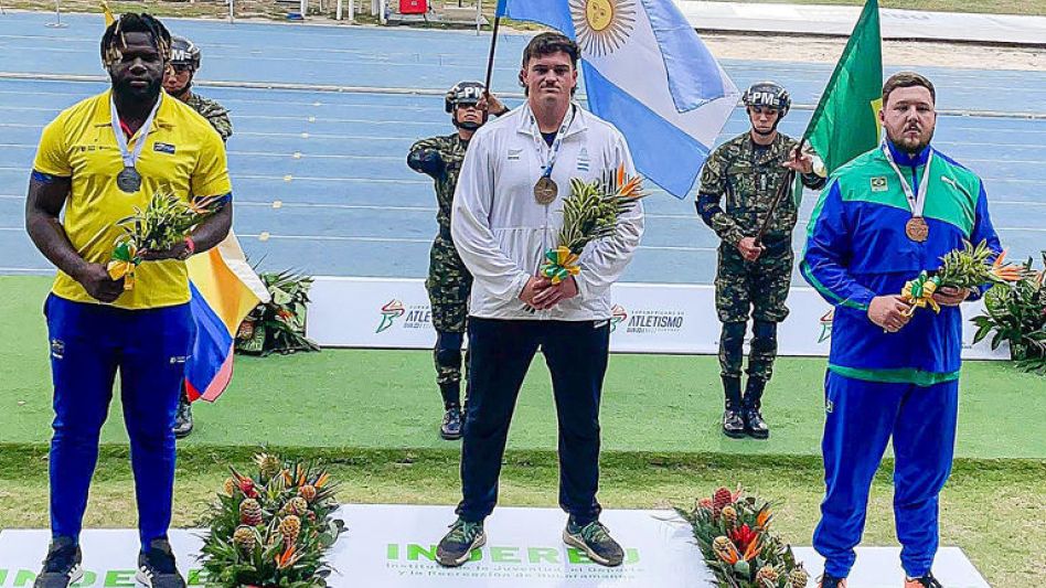 Juan Arrieguez se encuentra en el medio tras ocupar el primer lugar en la prueba de lanzamiento de bala.   