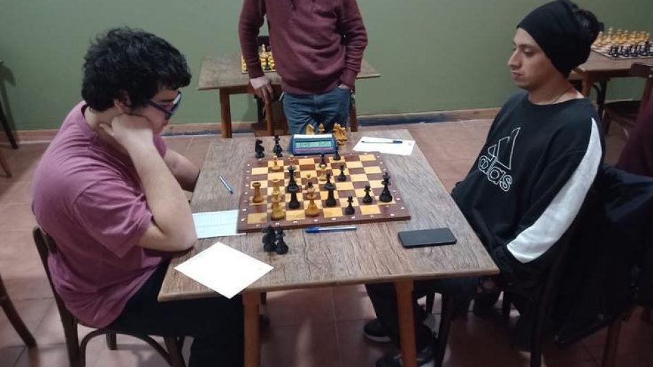 Nicolás Gorga con las blancas, debió inclinar su rey ante el juego punzante de  Felipe Cellario, en la última ronda del Oficial de la ?B?.    