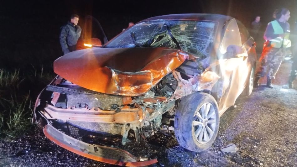 El estado en que quedó, tras el choque frontal, el auto en que viajaban los azuleños. FOTO: PBA