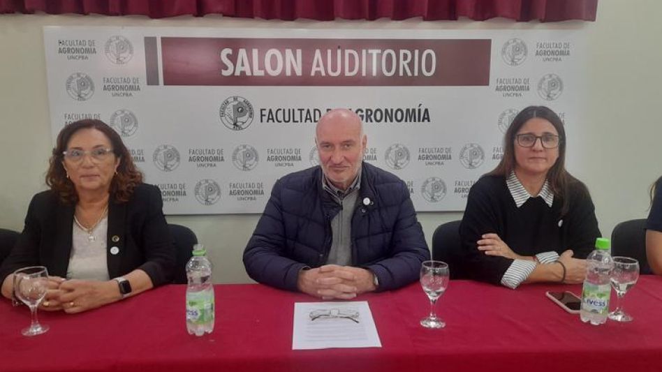 El rector de la UNICEN, Marcelo Aba, estuvo ayer en el Campus Universitario de Azul acompañado por la vice rectora y por los decanos de Agronomía y Derecho.    AGUSTÍN SCALCINI