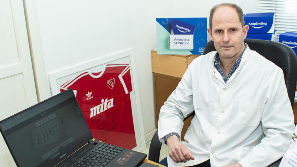 El Dr. Gonzalo Vidal agradece y saluda al personal del laboratorio dental Yaben, Marcos, Uriel, Ramiro y Roberto. Es el resultado del trabajo mancomunado.  FOTOS NICOLÁS MURCIA 