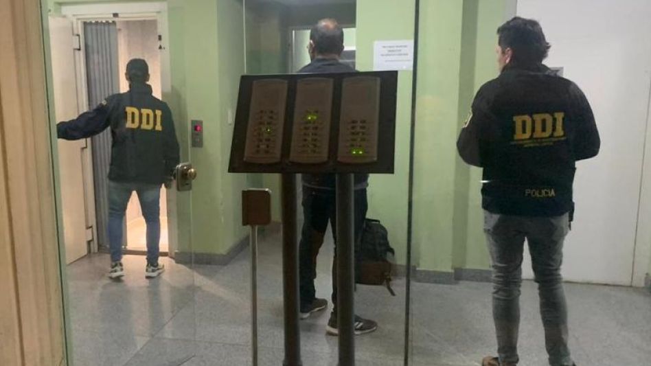 Agentes de la DDI Azul, cuando ingresaban al edificio para allanar el departamento donde estaba parando la pareja investigada.   DDI AZUL/PBA   