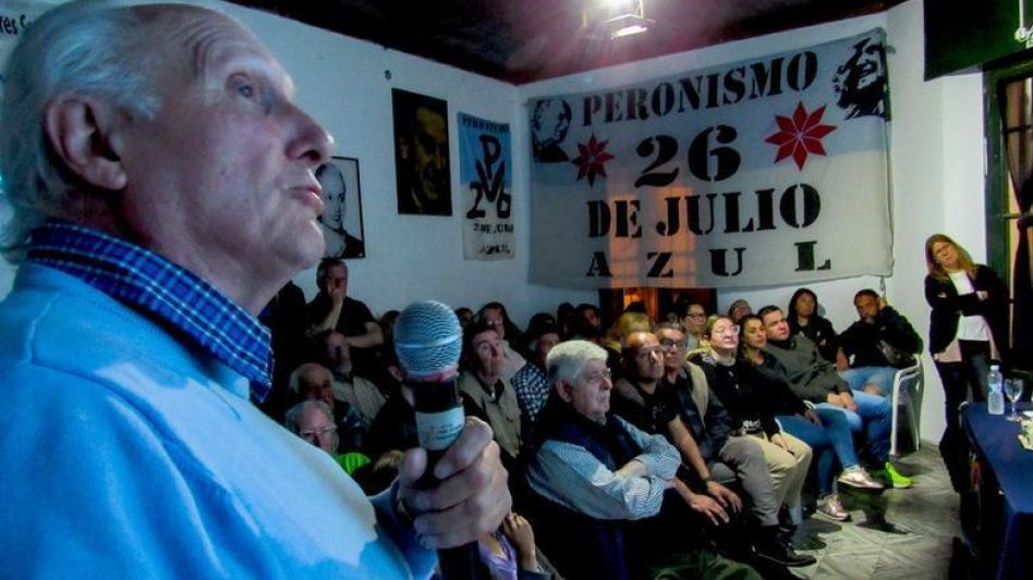 El presidente de la Fundación Interactiva para Promover la Cultura del Agua, Teniente de Fragata (RE) Julio Urien, durante su disertación en el espacio cultural Paisano Frías. 