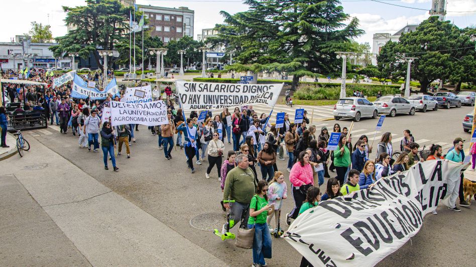 Los trabajadores de la educación y los estudiantes de Azul salieron este miércoles a las calles en contra del desfinanciamiento del sistema educativo universitario.  NACHO CORREA