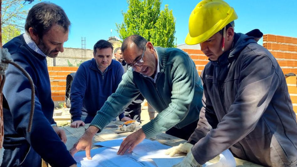 El nuevo CAPS permitirá diversificar la atención en salud y se podrán disponer muchas especialidades, destacó el intendente Sombra, ayer, al recorrer la obra.  PRENSA MUNICIPAL