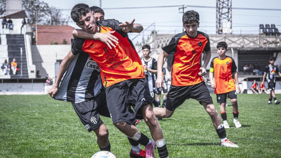 Alumni y Athletic igualaron en dos tantos en un entretenido partido, y ambos comparten el primer lugar de las posiciones de Novena. FOTOS: NICOLÁS MURCIA