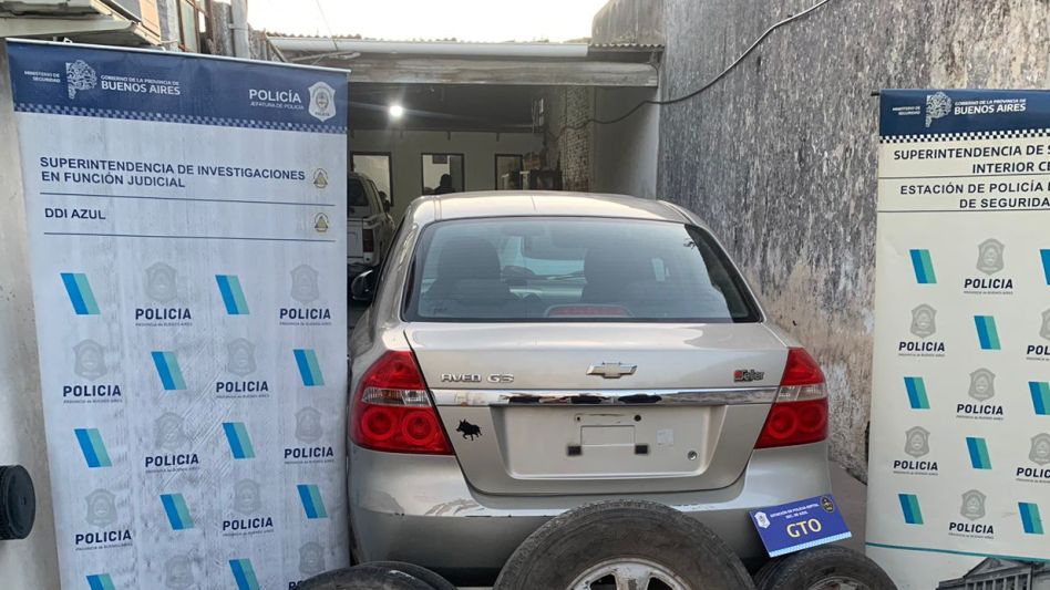 Un automóvil. Sería el utilizado por los ?roba ruedas? que son investigados por estos ilícitos. FOTO: PBA